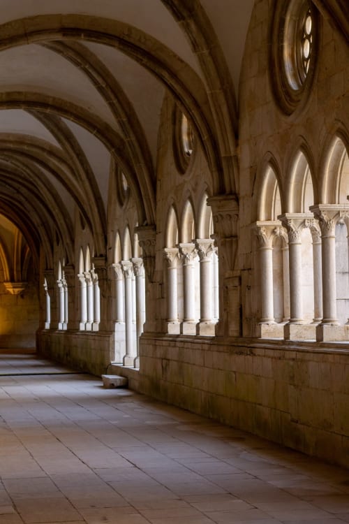 Cloître médiéval aux colonnes arquées du gîte Sylvie Cambon à Montséret, France