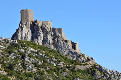 Ruines de forteresse médiévale sur un pic rocheux à Montséret, France, près du gîte Sylvie CAMBON