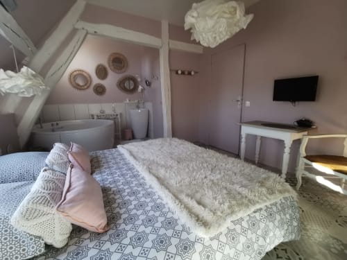 Chambre spacieuse à La Cour d'Hortense à Sailly-Flibeaucourt avec baignoire, TV écran plat et vue sur le jardin