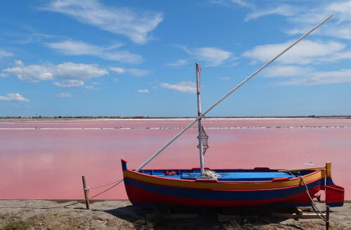 Bateau coloré en bois sur le lac rose près de Montséret, France au gîte Sylvie CAMBON