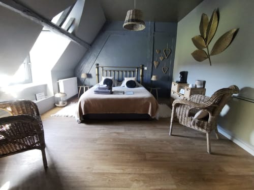 Chambre Chez Louise à La Cour d'Hortense avec lit, fauteuils en osier et vue sur le jardin