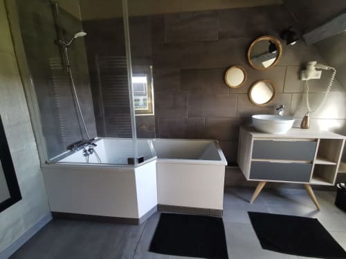 Salle de bain moderne à Chez Louise, La Cour d'Hortense B&B, Sailly-Flibeaucourt, avec baignoire et vasque