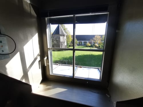 Vue lumineuse du jardin depuis la chambre Chez Louise à La Cour d'Hortense, Sailly-Flibeaucourt