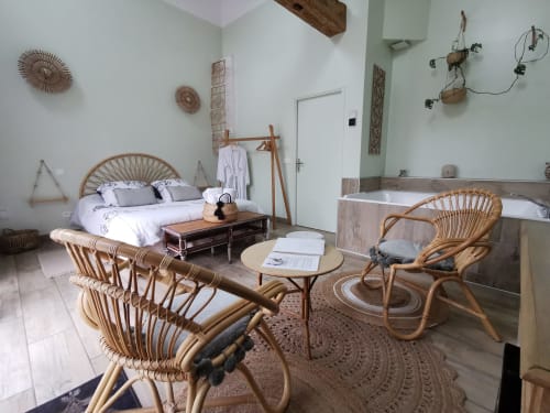 Suite spacieuse à La Cour d'Hortense avec mobilier en rotin, lit et baignoire privée à Sailly-Flibeaucourt