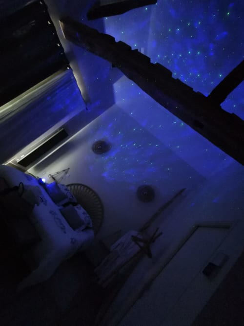 Projection de ciel étoilé au plafond de la suite avec éclairage bleu ambiant, La Cour d'Hortense