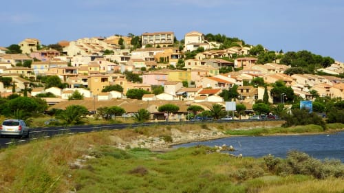 La maison d'hôtes Sylvie CAMBON à Montséret offre une vue sur les colorées façades de la colline et le waterfront