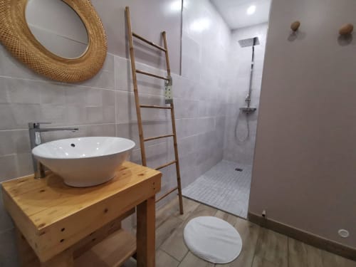 Salle de bain moderne à La Cour d'Hortense avec vasque ronde, meuble en bois, étagère échelle et douche ouverte