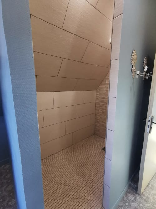 Spacieuse salle de douche à La Cour d'Hortense avec carrelage beige et sol en brique, Sailly-Flibeaucourt