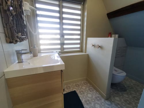 Salle de bain moderne de la chambre Chez Marie et Léonie à La Cour d'Hortense, Sailly-Flibeaucourt, avec lavabo, toilettes, douche et