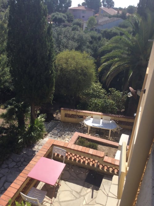 Vue sur le jardin - Location de vacances à Saint-Aygulf - Appartements - Villa Macoran - Côte d'Azur - Fréjus - Saint-raphaël