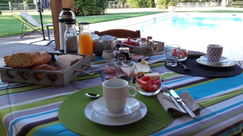 Petit-déjeuner en terrasse  à la belle saison. jus orange pressé