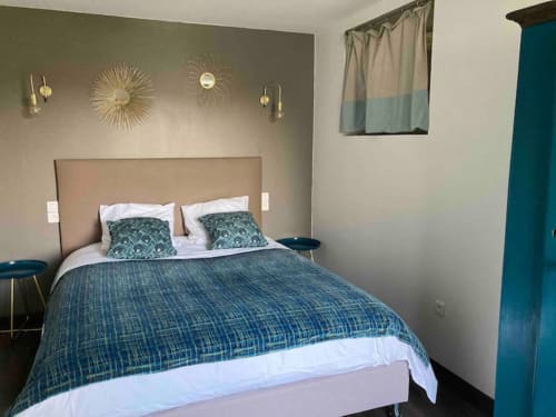 Le gîte du Cocher double room with warm and cosy decor at Le Clos d’Azel