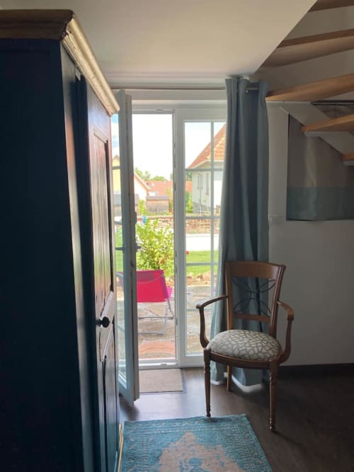 Room with direct access to the garden and swimming pool, in the Golden Crown vineyard on the Alsace wine route.