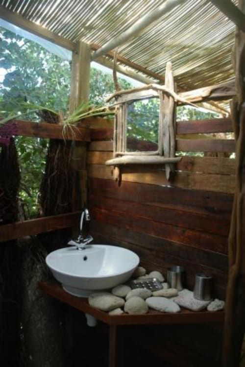 Cabane avec salle de bain - Guadeloupe |- Esprit Caraibe- gites écolodges-gites autonomes eau electricité -gites natue tropicale