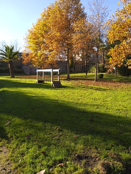 Parc d'automne avec aire de jeux à Saint-Floxel, France - arbres dorés et pelouse verte