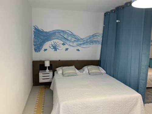 Chambre moderne aux Appartements Caribluewave avec lit blanc, rideaux turquoise et décoration murale inspirée de l'océan à St-François