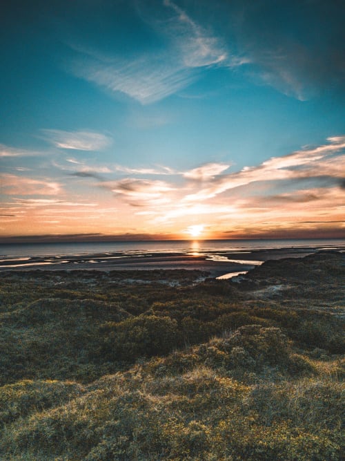 Vue du coucher de soleil sur les forêts et zones humides côtières près du Domaine de Blanvatel, Saint-Pierre-en-Auge