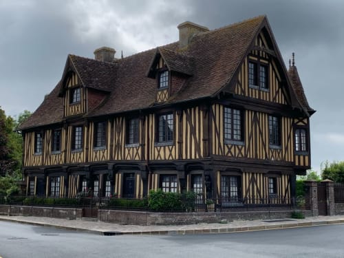 Landgoed Domaine de Blanvatel met Tudor-stijl vakwerkarchitectuur in Saint Pierre en Auge, Frankrijk