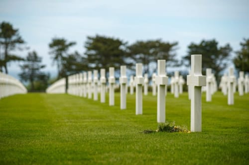 Witte kruisen op militaire begraafplaats nabij Domaine de Blanvatel, Saint Pierre en Auge, Frankrijk