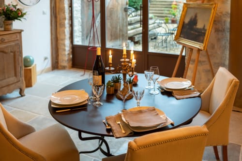 Elegantes Esszimmer des Clos Saint Jacques B&B in Meursault mit gedecktem Tisch, Kerzenleuchtern, Wein und Gedeck
