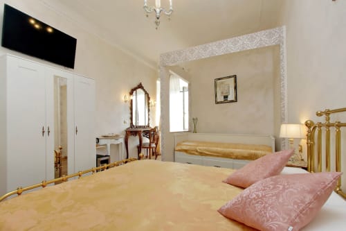 Camera famigliare superior di Just Chilling Suite, per soggiorni in famiglia letto matrimoniale e divano letto in centro a Roma