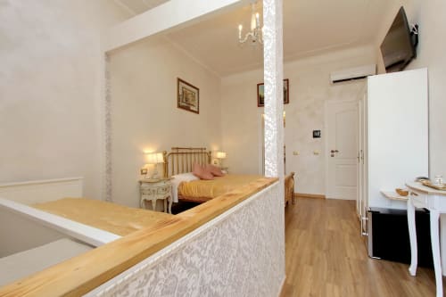 Camera famigliare superior di Just Chilling Suite, per soggiorni in famiglia letto matrimoniale e divano letto in centro, con vista su Roma
