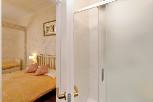 Camera famigliare superior di Just Chilling Suite, per soggiorni in famiglia letto matrimoniale e divano letto in centro, con vista su Roma