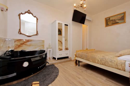 Camera matrimoniale deluxe di Just Chilling Suite, per soggiorni in famiglia o coppia, camera matrimoniale con vasca idromassaggio in centro a Roma