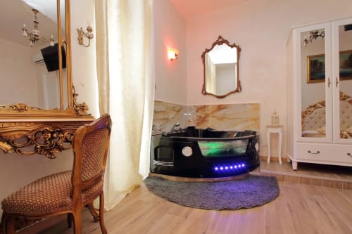 Camera matrimoniale deluxe di Just Chilling Suite, per soggiorni in famiglia o coppia, camera matrimoniale con vasca idromassaggio in centro a Roma