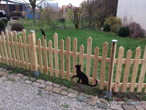 Clôture en bois à piquets avec découpe de silhouette de chat à La ferme de l'Ostrevent B&B à Estrées, France