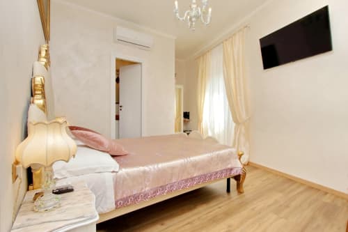 Camera matrimoniale superior con vista di Just Chilling Suite, per soggiorni in coppia con bagno privato, in centro a Roma