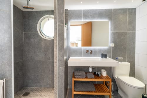 Salle de bain avec douche à l'italienne 