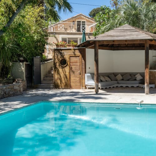 Accès à la piscine par portillon sécurisé