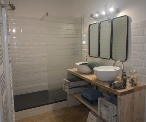 Salle de Bain blanche Gîte Papy  Mas 9 Romanin