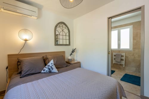 Accès vers la salle de bain depuis la chambre