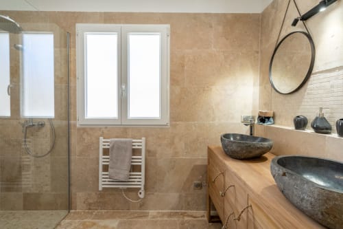 Salle de bain avec fenêtre