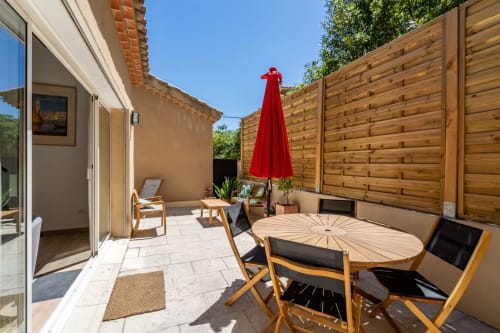 Grande baie vitrée ouvrant sur la terrasse