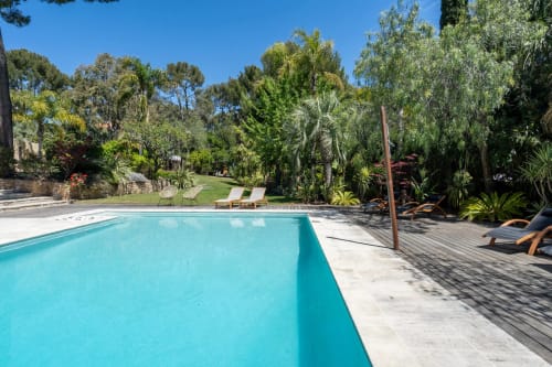 Piscine de la bastide avec vue sur le jardin du domaine
