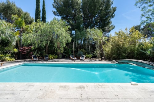 Piscine de la Bastide et vue sur l'arrière du jardin
