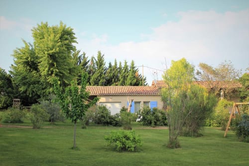 Location vacances avec jardin avec T4 au centre, T5 à droite et le parking à gauche | Gîtes le Pimayon