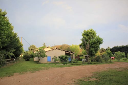 Photo du Parking et arrière du bâtiment | Gîtes le Pimayon