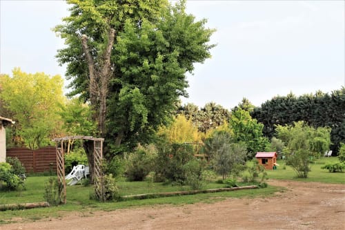 Photo du parking avec vue sur l'aire de jeux et le jardin \ Gîtes le Pimayon - Manosque