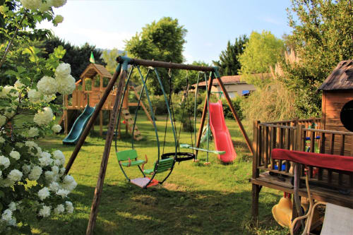 Photo de l'aire de jeux avec balançoire