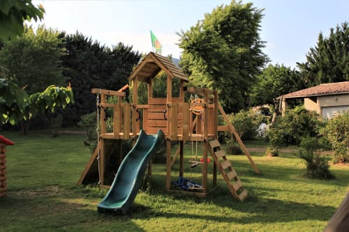 Aire de jeux avec château en bois - Gîtes le Pimayon