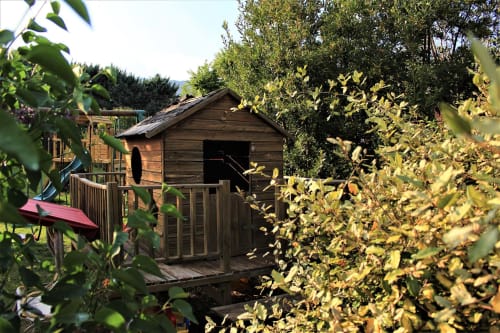 Photo de l'aire de jeux avec cabane en bois - Gîtes le Pimayon