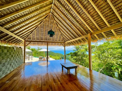 Spacieux lodge en plein air avec toit de chaume, planchers bois et vue sur l'océan et les îles à Organica Yoga Shelter à Puntarenas