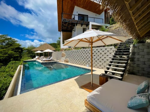 Villa de luxe en bord de mer avec piscine à Organica Yoga Shelter à Paquera, vue océan, transats et parasol