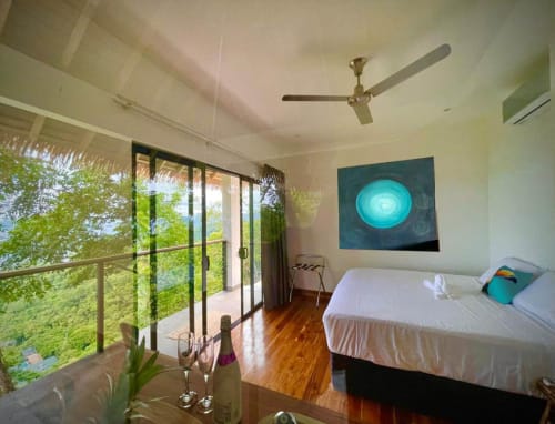Chambre avec vue spectaculaire sur l'océan à l'Organica Yoga Shelter à Paquera, terrasse, ventilateur de plafond et art moderne