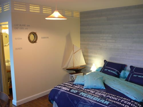 Chambre thématique nautique à La ferme de l'Ostrevent avec maquette de voilier, décoration maritime et literie bleue