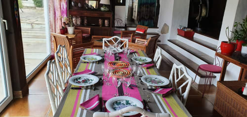Table mise pour un déjeuner au Domaine de Millox. Chambres d'hôtes. Pays Basque. Landes.